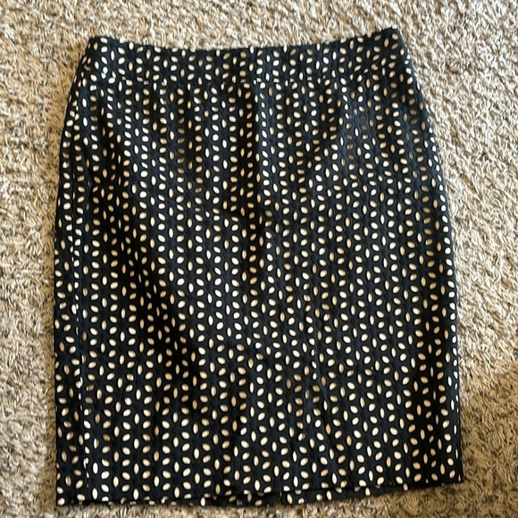 LOFT Floral Cotton Eyelet Pencil
Skirt From Size 10 - Picture 2 of 11